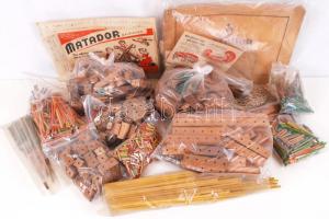 Nagy kartondoboznyi Matador fa építőjáték + katalógusok + leltár