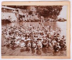 1903 Csoportkép fürdőzőkről Abbáziából, alig nagyobb kartonra ragasztva /  Vintage photo of bathers in Opatija, mounted on cardboard, 18x24cm