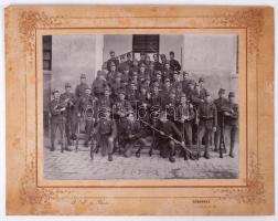 cca 1910 Katonai csoportkép fegyverrel a kézben (Schäffer és Pobuda műhelyéből), 17x22cm (karton: 24x31cm)