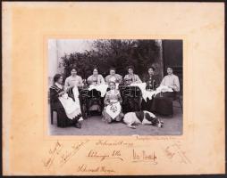 1905 Kézimunkázó asszonyok csoportképe a kertben, aláírásaikkal, 12x17cm (22x28cm)