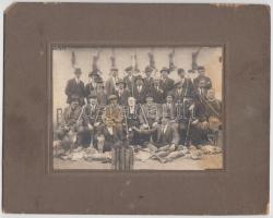 cca 1920 Vadásztársaság a gazdag zsákmánnyal, fegyverekkel, kartonra kasírozva (a kép foltos) /  Hunters with pray, 11x16cm (18x24cm)