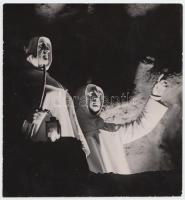 cca 1940 A Hungaria Magazinban megjelent misztikus fotó a szikla-kápolna szerzeteseiről (aláírva, pecsételve, a magazin archívumából), 14x13cm