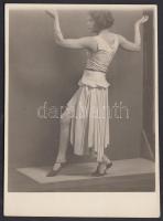 cca 1920-1930 Műtermi fotó a Szentpál Olga mozgásművészeti iskola egyik növendékéről, 11x8cm (jelzetlen, de a forrás garantált)