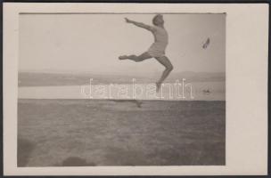 cca 1920-1930 A Szentpál Olga mozgásművészeti iskola férfi növendékének vízparti ugrása, levlap méretben (jelzetlen, de a forrás garantált)