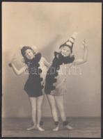 cca 1930-1940 Szentpál Olga mozgásművészeti iskolája növendékeinek fellépése, 14x11cm