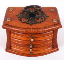 Pohár alátét tartó mini komód, fa, réz díszítéssel, 13×9 cm, m:8 cm