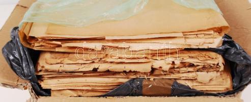 1930-1940 Sok száz újság: Magyar Hírlap, Magyar Nemzet, Pesti Hírlap, Magyarság, teli érdekes cikkekkel, kortörténeti dokumentumokkal, dobozban (összesen 11kg)