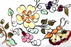 Kézzel festett, aranyozott, pillangómintás, jelzett Zsolnay hamutál / 
Hand painted Zsolnay porcelai...