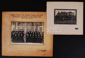 cca 1930-1942 2db tablókép: békéscsabai vasutasok lokomotívvel; "Magyar Királyi Posta Altisztek Országos Egyesülete Békéscsabai csoportjának zászlószentelése - Zászlóanya: Török Miklósné", 22x25-29,5x35cm