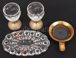 Üveg tétel: 2 db likőrös pohár, réz hamuzó üveg aljjal, üvegtálka