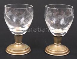 Üveg tétel: 2 db likőrös pohár, réz hamuzó üveg aljjal, üvegtálka