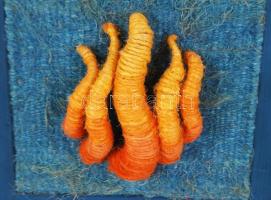 Kubinyi Anna (1949-): Lángocska. Festett kender, textil, keretben, 20×20 cm