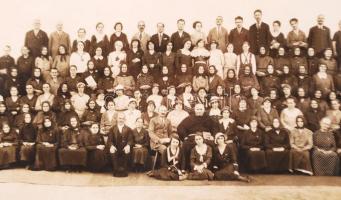 Cca 1920 Ferences pap és a gyülekezet, keretben, 26x42cm