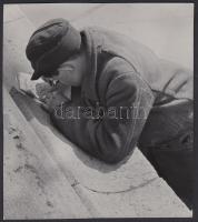 cca 1933 Kinszki Imre (1901-1945): A rejtvényfejtő. Vintage fotó, hátoldalán szerzői pecséttel, 14x13cm