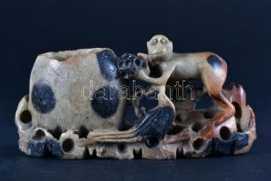 Majom az elejtett madárral. Faragott zsírkő, sérült, h:13 cm