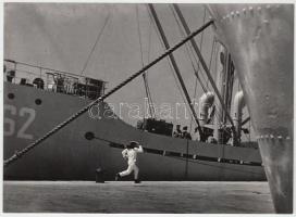 cca 1970 Péter János (1920-1997): Finis. Vintage fotó, 18 nemzetközi és hazai fotókiállításon szerepelt, feliratozott, pecsételt, 13x18cm