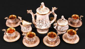 Nagyon szép, még nem használt 6 személyes Capodimonte kávéskészlet. A csészék belül aranyozottak, fi...