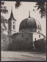 cca 1920-1930 Kerny István (1879-1963): Pécs, katolikus templommá alakított török mecset. Vintage fotó, hátoldalán feliratozva, szerzői pecséttel, sarka törött, felül ragasztott, 23x17cm