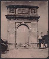 cca 1910-1920 Kerny István (1879-1963): Vác, a Migazzi püspök által Mária Terézia látogatása alkalmából emelt, római stílusú diadalív. Hátoldalán pecséttel jelzett, feliratozott, egy helyen ragasztva, 17x14cm