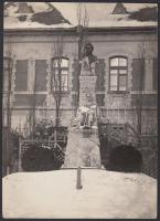 1933 Kerny István (1879-1963): Nagykőrös, Arany János szobra. Hátoldalán pecséttel jelzett, feliratozott, 23x17cm