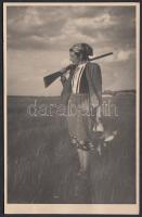 Női vadász, a vadászat után, képeslapfotó, 14×8 cm