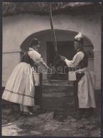 cca 1930 Kerny István (1879-1963): A kútnál. Vintage fotó, hátoldalán pecséttel jelzett, feliratozott, 25x18cm