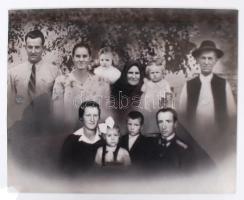 cca 1950 Két család egyesítése Demeter Sándor fényképész fotómontázsán. Jelzetlen, 24x30cm