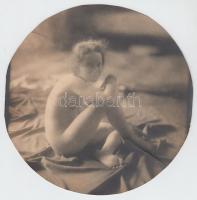 cca 1910 Aktfotó, jelzés nélküli fotóművészeti alkotás, d: 18 cm / erotic photo