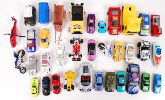 35db játékautó, motor, matchbox, hajó, helikopter /  35 matchboxes and other vehicles