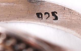 Női ezüst gyűrű (Ag.) kaboson csiszolt szintetikus ónixszal, jelzett, mérete: 59, bruttó: 8,4 g