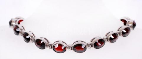 Női ezüst karkötő (Ag.) csiszolt gránáttal, jelzett, biztosító lánccal, h:21 cm, bruttó: 16,7 g