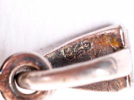 Női ezüst függő (Ag.) csiszolt gránát szegélydíszítéssel, markazit közép résszel, jelzett, 3×2 cm, b...