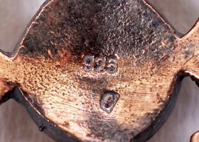 Női ezüst függő (Ag.) markazittal és gyöngyház berakással, d:2 cm , bruttó: 6,6 g