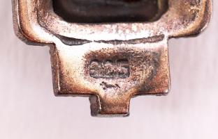 Női ezüst fülbevaló pár (Ag.) markazittal és pankagyló díszítéssel, h:4 cm, bruttó: 8,3 g