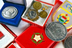 Vegyes emlékérem és szocialista kitüntetés tétel (9db), közte "Budapest" Br emlékérem (2x), "Kiváló Társadalmi Munkáért", "Kiváló Dolgozó" kitüntetés, mindegyik kitüntetés tokban T:vegyes