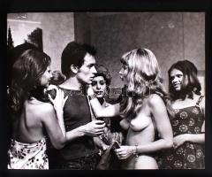 cca 1970 Balázsovits Lajos és a nők, filmjelenet, 24x30cm (sérült: az alján és a tetején szakadás)