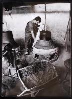 cca 1980 Harangöntő műhely, sajtófotó /  Bellfounding workshop, press photo, 24x17cm