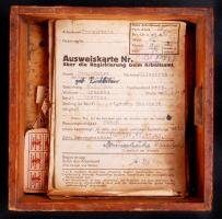 Cca 1920 Német étkezési jegyek, igazolványok, stb, fa dobozban, 13×13 cm