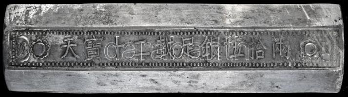 Kínai Császárság / Qing Dinasztia. 10 Tael súlyú tiszta ezüstöt (~375g) tartalmazó súlypénztömb a hadsereg szükségleteinek kielégítésének céljából (144mm/671g) T:2- China Empire / Qing Dynasty. 10 Tael silver bar of the army (144mm/671g/0.558) C:VF