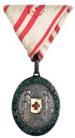 1914. "A Vörös Kereszt Ezüst Díszérme hadidíszítménnyel" fémjelzetlen ezüst kitüntetés mellszalagon T:3 Hungary 1914. "Red-Cross Silver Medal with military ornament" not hallmarked silver decoration on ribbon C:F