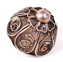 cca 1890 Ezüst (Ag) filigrán pitykegomb / 
Antique silver filigree button, 2x1,5cm, 4,8gr