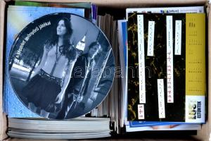 850 db modern reklám képeslap, közte sok egyforma és 70 db illatos (karton dobozban)