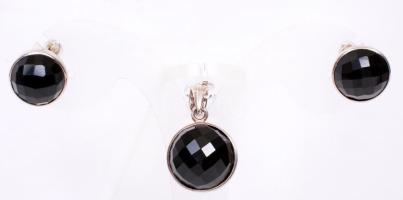 Ezüst (Ag.) fülbevaló pár és medál csiszolt ónixszal, jelzett (925), eredeti dobozában, bruttó: 13,6 g