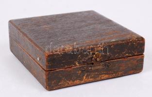 Cca 1940 német pilótaóra, másodperc mutatós, jelzés nélkül, nem működik, eredeti fatokjában