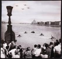 cca 1960-1970  A Népszabadságban publikált, 3 fotóból szerkesztett, ragasztott fotómontázs, az 1960a-s évek egyik augusztus 20-i vízi parádéról;