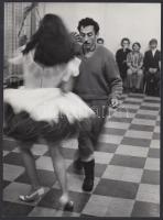 1975 Korniss Péter (1937) Kossuth-díjas: Munkásszálláson; jelzetlen; bemutatva a Magyarország ma című fotókiállításon 1975-ben, a Magyar Munkásmozgalmi Múzeumban; 24x18 cm