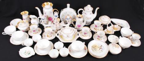 Hatalmas porcelán tétel, néhány csészén és kiöntőn lepattanás