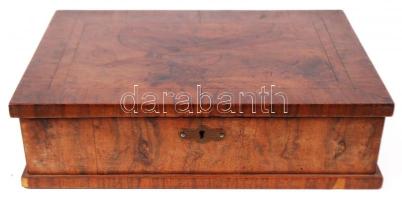 Régi fadoboz kulccsal, a tetején kismadarat ábrázoló fa intarziával (zsanérhibás, néhol kis sérülések) /  Old wooden box with key, little bird intarsia on top (hinge damaged), 21x32x8,5cm