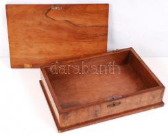 Régi fadoboz kulccsal, a tetején kismadarat ábrázoló fa intarziával (zsanérhibás, néhol kis sérülése...