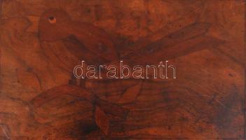 Régi fadoboz kulccsal, a tetején kismadarat ábrázoló fa intarziával (zsanérhibás, néhol kis sérülése...